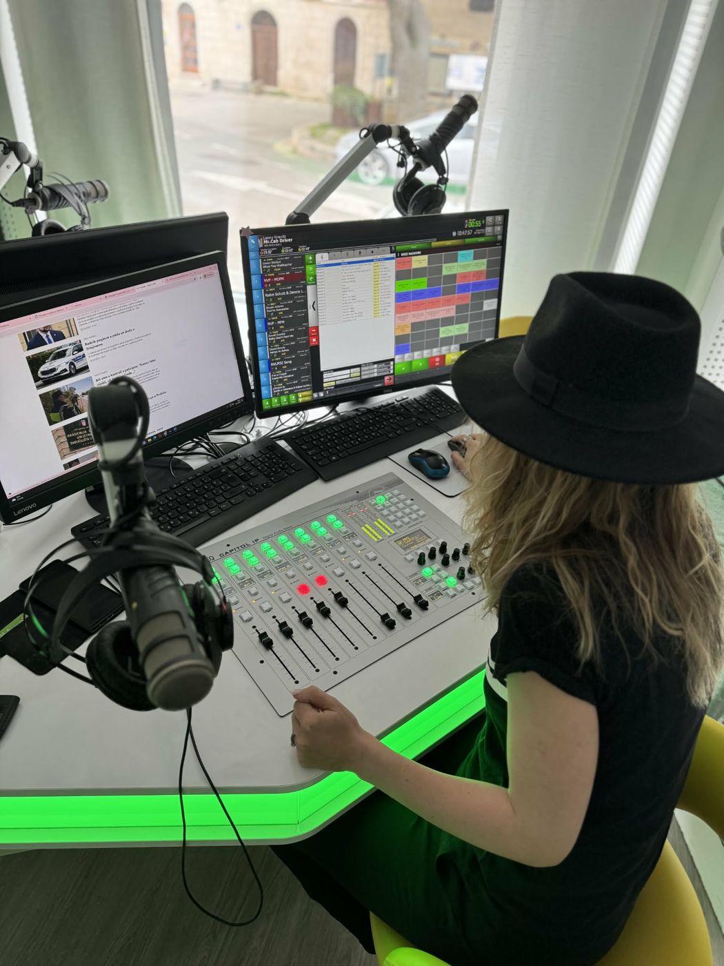 Nicole Vojak Štoković za radijskim mikserom, u crnom šeširu